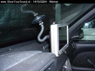 showyoursound.nl - Xbox & Crunch Blackmaxx install - Werner - dscf0028__small_.jpg - Zo ziet het in de auto eruit. Wanneer je gewoon in de auto zit, zie je niets van de ophanging, behalve een deel van de zuignap. Voor de duidelijkheid: hij zit dus alleen vast op het raam en NIET op het dashboard.