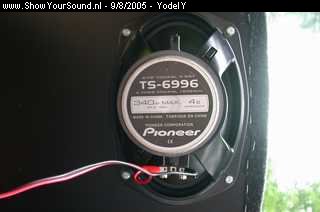 showyoursound.nl - Gewoon hard! - YodelY - SyS_2005_8_9_14_42_29.jpg - De twee binnenste speakers van de hoedenplank: Pioneer TS-6996.