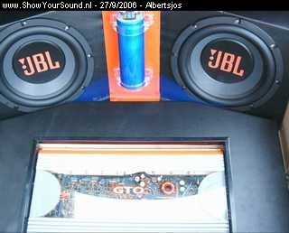 showyoursound.nl - JBL inside - albertsjos - SyS_2006_9_27_0_30_14.jpg - Oranje baan zit inmiddels ook op zn plek en tevens een 1F condensator geplaats.