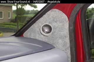 showyoursound.nl - Twingoling Angel - angelstyle - SyS_2007_5_14_19_0_55.jpg - En tot slot dan nog de tweeter bevestigd tegen de spiegeldriehoek./PPWat een verschil in sound tov de 10 cm speakertjes die ver onder het dashboard bevestigd waren
