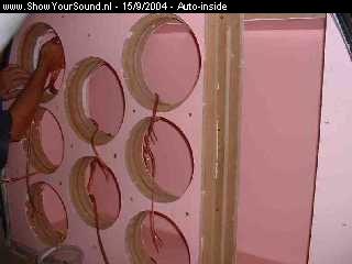 showyoursound.nl - ff muppe - auto-inside - roze1.jpg - de wall is geplaatst nu de speakerkabel leggen