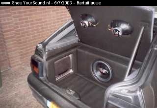 showyoursound.nl - Renault 19 with nice sound - bartuitlauwe - 10_install_klaar_bekleed_met_skai__rechts.jpg - Zie hier de install van rechts gezien.BRAlle draden zijn mooi weggewerkt, ook voor de MTX speakers in de hoedenplank zie je geen draden lopen. 