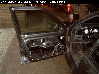 showyoursound.nl - Renault 19 with nice sound - bartuitlauwe - SyS_2006_11_1_20_42_13.jpg - Zo ziet het deurpaneel eruit met alleen de binnenkant gedempt met bitumen.
