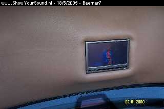 showyoursound.nl - beemer7 multimedia install  - beemer7 - dcp_0087.jpg - schermpje in achterklep hoog show gehalte 