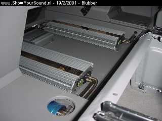 showyoursound.nl - Very Stealth install - blubber - Dsc00011.jpg - Here you get a better look at the two very exclusive amplifiers. you can also see a part of the lowering construction of the four channel amp.