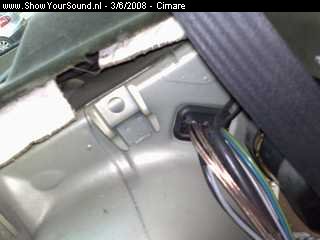 showyoursound.nl - Hifonics Benz - cimare - SyS_2008_6_3_0_38_17.jpg - pDe fabrieksdoorvoer is ideaal om mijn kabels door te voeren. Scheelt weer boren./p