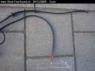 showyoursound.nl - 156 Alpine - coso - SyS_2005_12_26_14_10_3.jpg - 2.5mm² speakerdraad voorzien van snakeskin en weer afgewerkt met krimpkous.BROver het speakerdraad zit een doorvoer thule voor in de deur.