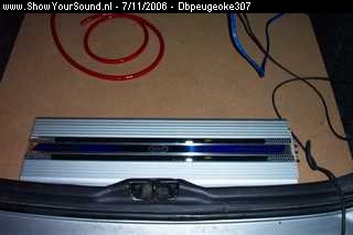 showyoursound.nl - db peugeoke 307        - dbpeugeoke307 - SyS_2006_11_7_15_21_47.jpg - plaatsen van de amp   een crosfire 4000 D   ( 4 kw )