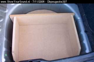 showyoursound.nl - db peugeoke 307        - dbpeugeoke307 - SyS_2006_11_7_16_4_8.jpg - in het koffer mooie bak gemaakt voor het plaatsen van batterijke /PP