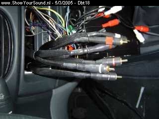 showyoursound.nl - Resonant Engineering @ coupé - dbt18 - kabels_bij_radio.jpg - de RCAs tot aan de radio doorgevoerd.Te zien is dat ik van meerdere merken RCAs gebruik. Voor het frontsysteem heb ik carpower kabels, waar ik goed over te spreken ben. Subgedeelte wordt weergegeven met een kabel van HQ.