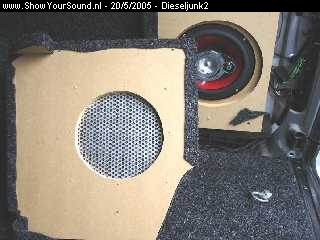 showyoursound.nl - snelle caddy met leuke instal. (Verkocht) - dieseljunk2 - dsc00101.jpg - Door een geperforeerde plaat word de speaker beschermd tegen beschadigingen en werkt mooi af aan de buiten kant. 