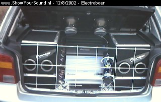 showyoursound.nl - Pioneer - electroboer - piet25.jpg - Dit is dan mijn muziekdoos.BRGoed voor een geluidopbrengst van 142.6DBBRLinks en rechts 2 subwoofers.BRDe onderste met de poorten naar voren, en deBRbovenste met de poorten naar achteren.BRJe ziet hier 2 pioneer versterkers, maar onder deBRplank zit er nog 1 verstopt.BR
