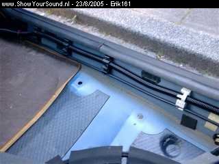 showyoursound.nl - Megane coupe SQ Rookie 4000 - erik161 - SyS_2005_8_23_17_35_23.jpg - Hier loopt mijn 50mm in een ribbelpijp en de remote in een gladde beschermingsslang naar de kofferbak.