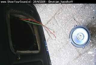 showyoursound.nl - 106 met jpl gti power - ernst-jan_haselhoff - SyS_2006_4_26_0_15_47.jpg - de speakers die eerst in de auto zaten van de vorige eigenaar en het gat dat veel te groot is voor mijn 10 cm woofertje van de 408 gti composet