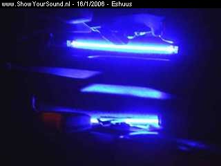 showyoursound.nl - Sony X-pld install - eshuus - SyS_2006_1_16_17_59_52.jpg - Neon-buisjes in de auto. 
