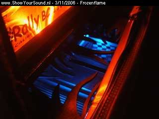 showyoursound.nl - beautiful sound and light - frozenflame - SyS_2006_11_3_22_49_12.jpg - 2x10 inch Caliber Alu/Red woofers