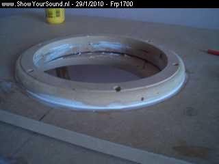 showyoursound.nl - FRP1700 stealth inbouw - frp1700 - SyS_2010_1_29_0_47_1.jpg - pHier de voorgenoemde ring op zijn plaats. De gaten voor de bouten zijn doorgeboord, en de ring vastgelijmd./p