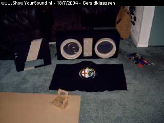 showyoursound.nl - MTX INSTALLATIE - geraldklaassen - s-kist_bijna_af.jpg - In het zijschot (links) is de incaping voor de 12-cd wisselaar.