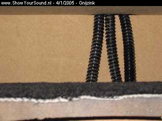 showyoursound.nl - Mercedes Vito install - gnijzink - 3kabels.jpg - Op de vorige foto was het nog een wirwar van kabels.Nu alle kabels veilig in slangen opgeborgen.