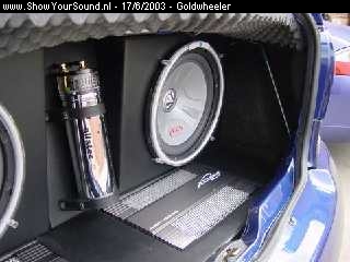 showyoursound.nl - goldies karreke... - goldwheeler - pro-car4.jpg - Pioneer subs in gesloten kist van 34l. BRAlles met leer en neon afgewerkt