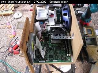 showyoursound.nl - 250 Gb CarPC Multimedia met NES SNES SEGA en SATNAV - groeneklodder - SyS_2007_2_27_20_13_27.jpg - Linker-speaker opbouw, tevens behuizing voor de gesloopte HP E-PC, waarvan de Harddisk later een betere plaats heeft gekregen ivm magnetisme en bassen