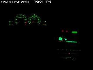 showyoursound.nl - ..... - iFAB - 103_0374_klein.jpg - Mijn cockpit by-night. De toetskleuren van mijn Alpine CDA-9813 komen perfect overeen met mijn dashboardverlichting!!!