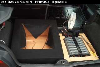 showyoursound.nl - Klein maar gemeen.. - illigalhenkie - im002222a.jpg - Aansluiten in de auto../PPPast precies met de subwoofer kist en de achterbank../PP