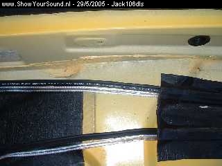 showyoursound.nl - SQ DLS install   - jack106dls - dscf0152.jpg - Alle kabels liggen met bitume vastgeplakt op de bodem van de auto.