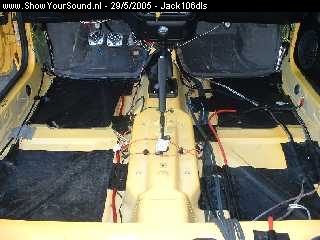 showyoursound.nl - SQ DLS install   - jack106dls - dscf0154.jpg - Alle kabels liggen verspreid, links de plus, in de midden de RCA kabels en rechts de speakerkabels. Op de bodem liggen 4 grote plakken bitume om de bodem te dempen.