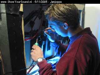 showyoursound.nl - Kangoo Helix Project - janjoppe - img_0406.jpg - Mijn deskundige hulp -Elmer- bezig met solderen achter in de kist.