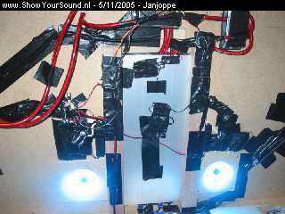 showyoursound.nl - Kangoo Helix Project - janjoppe - img_0409.jpg - Binnenin de kist, heel veel ducktape om de kabels mooi vast te houden, zodat ze niet gaan liggen tikken tegen het MDF, ziet er een beetje uit als een zootje maar valt best mee...;-)