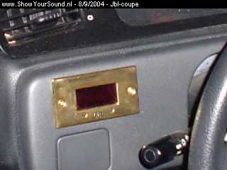 showyoursound.nl - Jbl Civic Coupe - jbl-coupe - dsc00724.jpg - Hier zie je het display van de bass remote control van de gti versterker, paste met een beetje vijlen precies. Hier kun je o.a de temperatuur, aantal watts, aantal ampere en aantal volts op af lezen van de gti versterker.