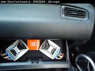 showyoursound.nl - Jbl Civic Coupe - jbl-coupe - dsc01008.jpg - De filters van de composet zijn verwerkt in het dashboard kastje.
