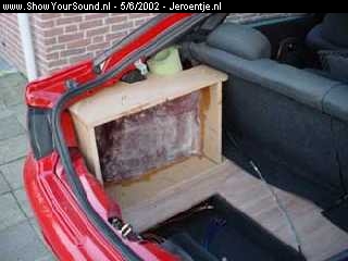 showyoursound.nl - Mazda 323F kicker/axton - jeroentje.nl - koffer2.jpg - Het reservere wiel is verwijderd.BRLinks en rechts komt een 12