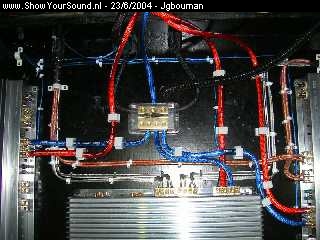 showyoursound.nl - DLS & GENESIS (Rooky Unlimited) - jgbouman - kofferbak10.jpg - Alle kabels worden vast gemaakt aan de bodemplaat zodat het netjes blijft liggen.