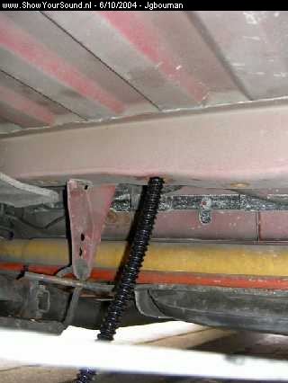showyoursound.nl - DLS & GENESIS (Rooky Unlimited) - jgbouman - ventilatie_accu1.jpg - De ventilatie kabel van de accu gaat door de bodem naar de achterbumper van de auto.