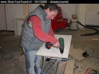 showyoursound.nl - jm autosounds demo auto - jmautosounds - SyS_2006_1_19_23_17_45.jpg - hier is johan de subwoofer kistBRaan het voorboren