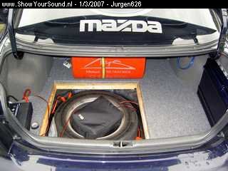 showyoursound.nl - Mazda 626  - jurgen626 - SyS_2007_3_1_16_50_49.jpg - Links een omvormer 12/230V 1800W.BRMidden Schumacher sub tube 12