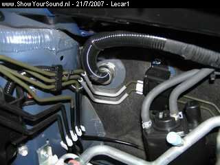 showyoursound.nl - Le Car Espl-swift met steg/audio-system - lecar1 - SyS_2007_7_21_0_0_39.jpg - pOnder de motorkap een 50mm kabel in ribbelbuis naar binnen toe./p