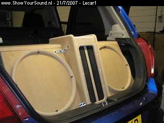showyoursound.nl - Le Car Espl-swift met steg/audio-system - lecar1 - SyS_2007_7_21_0_2_9.jpg - pDe uiteindelijke plaats voor de woofers en tevens de ringen die onderdeel worden van de polyesterkap./p