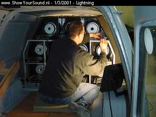 showyoursound.nl - Lightning Audio Boomcar - lightning - Dsc00044.jpg - Boyd wiring the system