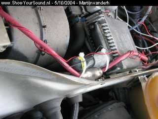 showyoursound.nl - Polo-sound - martijnvanderh - img_0410.jpg - De hoofdzekering voorin de auto... 25 mm2BRDe dunnere rood/zwarte kabel is de voeding voor de blauw verlichte ruitensproeiers...