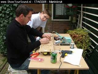 showyoursound.nl - Sound Quality in een Bussie - martinkruit - SyS_2006_4_17_22_24_42.jpg - Solderen...../PPWat een werk met een zelf ontworpen filter.