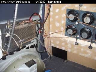 showyoursound.nl - Sound Quality in een Bussie - martinkruit - SyS_2007_4_14_22_51_10.jpg - De versterker die het aan moet gaan drijven even tijdelijk gemonteerd.BRSoundstream Reference Class A 10.0BRTot een kwart 1/4 Ohm stabiel en levert dan 1500 watt.