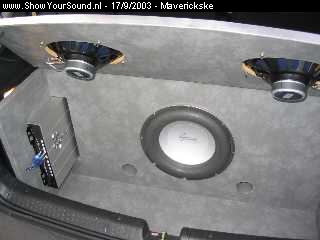 showyoursound.nl - black corsake - maverickske - untitled-1.jpg - Het geheel.Een deel van de hoedenplank scharniert mee naar boven als de koffer opengaat.Hierin zitten twee ovalen van kenwood, deze zijn gewoon aangesloten op mijn Pioneer radio.(DEH-P77MP)