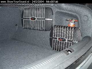 showyoursound.nl - Audi A4 2003  met RockfordFosgate audio - mco001ab - 31.jpg - Beide versterkers aangesloten. Bij elkaar goed voor 1,7Kw. Boven in de kofferbak nog de nodige dempingsmateriaal aangebracht. Vermogen 800.4: 200W x 4 @ 2Ohms RMS en de 500.2: 500W X 1 @ 4 Ohms Bridged RMS.