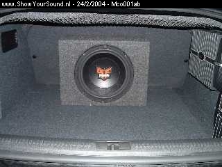 showyoursound.nl - Audi A4 2003  met RockfordFosgate audio - mco001ab - 32.jpg - Subwoofer in gesloten behuizing. Deze wordt straks door de 500.2 aangestuurd. Vermogen 400W RMS.