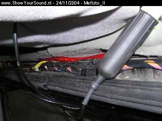 showyoursound.nl - adire  & AS - mefisto_II - pb2100205.jpg - doorvoer van de voedingskabel aan de bestuurderskant. de kabel goten van een fiesta zijn te klein voor een 50mm daarom heb ik de kabel onder de vloerbekleding gestoken.