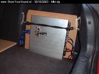 showyoursound.nl - Budget Groundzero audio in een Corolla E9 - mhr-zip - inbouw10.jpg - Versterker gemonteerd, plankje wordt later nog bekleed.