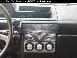 showyoursound.nl - PC with WinXP DVD GPS INTERNET 5.1 & 144,2 db - miroextreme - center.jpg - The two strange eyes are airbrushed on the cloth of the center speaker. The arts are drawn by Mircho Mirchev, who is Bulgarias best airbrusher.
